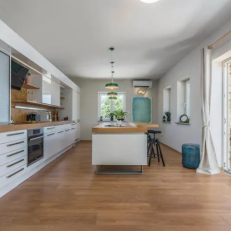 Villa Big Promotion, Serenitas *