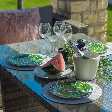 Big Promotion, Serenitas Villa