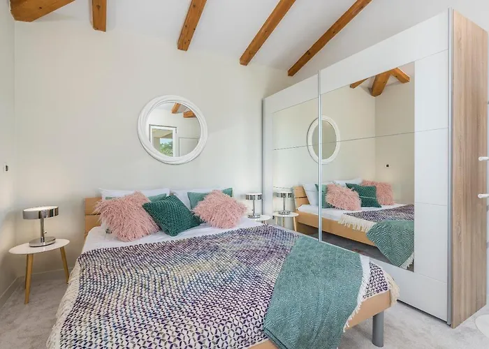 Big Promotion, Serenitas Vila